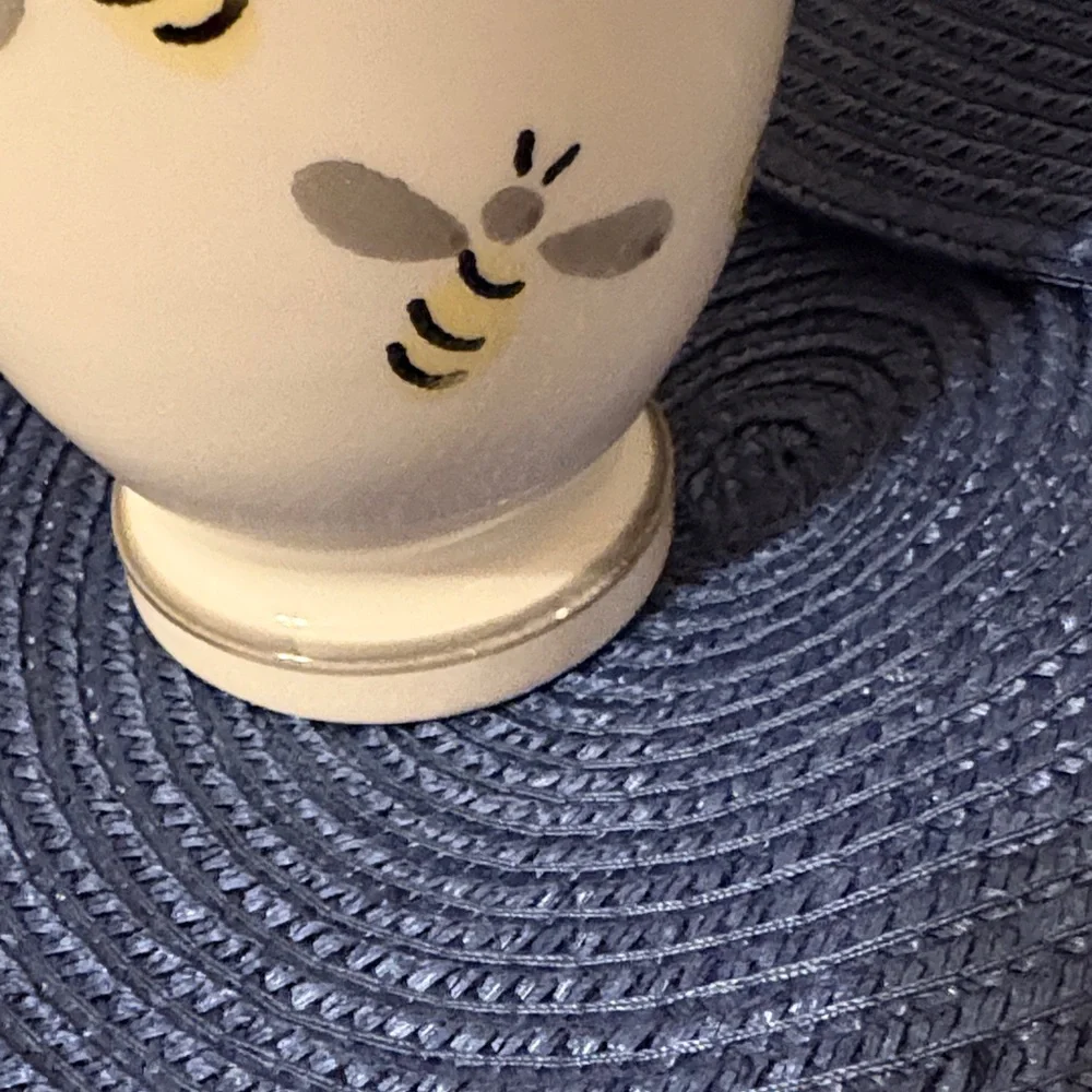Charming Bee Motif Cream Mug - Picture 4 of 5